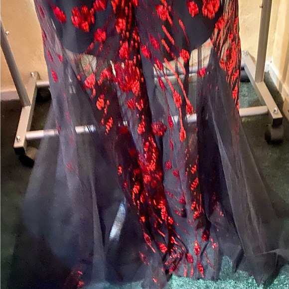 Elegant dress - Picture 4 of 5